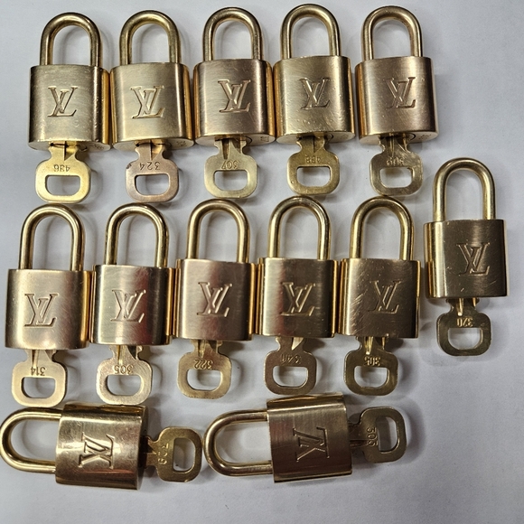 LOUIS VUITTON 322 LOCK AND KEY🔐 - Picture 1 of 6